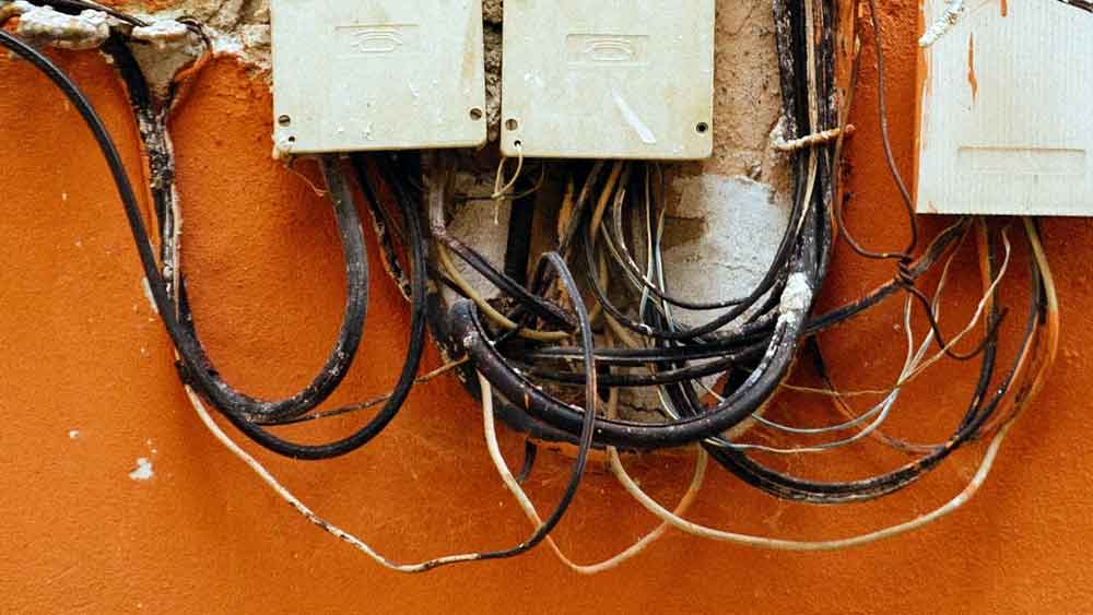 Cables en caja en pared